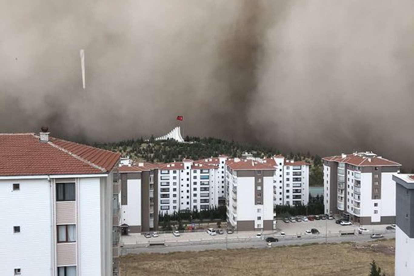 Ankara'da korkutan kum fırtınası: 6 yaralı Ankara'da korkutan kum fırtınası: 6 yaralı